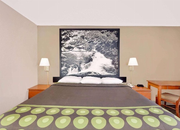 Super 8 by Wyndham Athens image 12