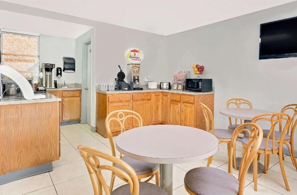 Super 8 by Wyndham Athens image 15