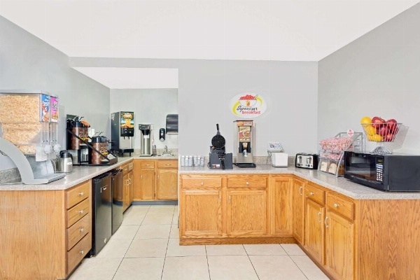 Super 8 by Wyndham Athens image 16