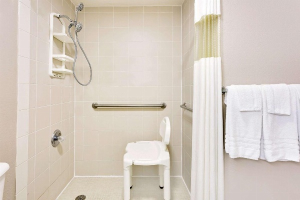 Super 8 by Wyndham Athens image 5