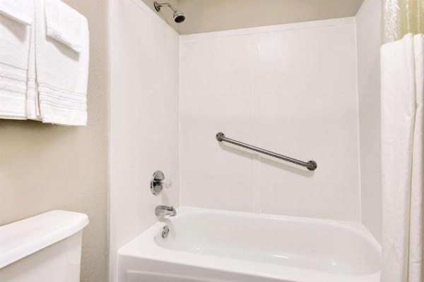 Super 8 by Wyndham Athens image 8