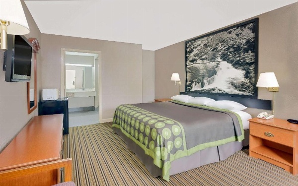 Super 8 by Wyndham Athens image 9